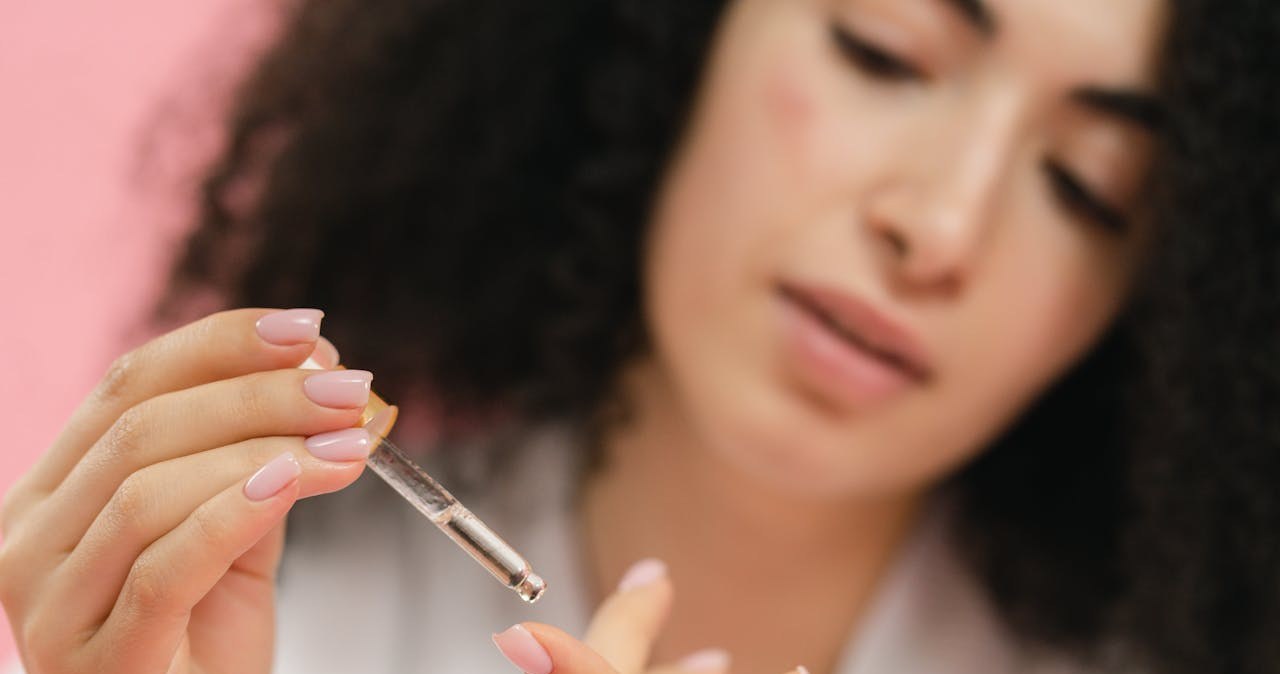 Olej z pestek malin to lekki, roślinny kosmetyk, który świetnie sprawdza się jako baza domowego serum przeciwzmarszczkowego /SHVETS production /pexels.com