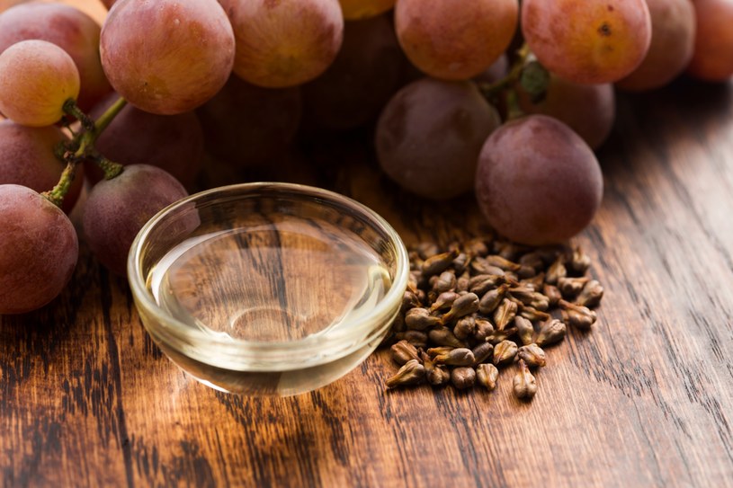 Olej z pestek winogron pomoże złagodzić stany zapalne i odżywi ciało /123RF/PICSEL