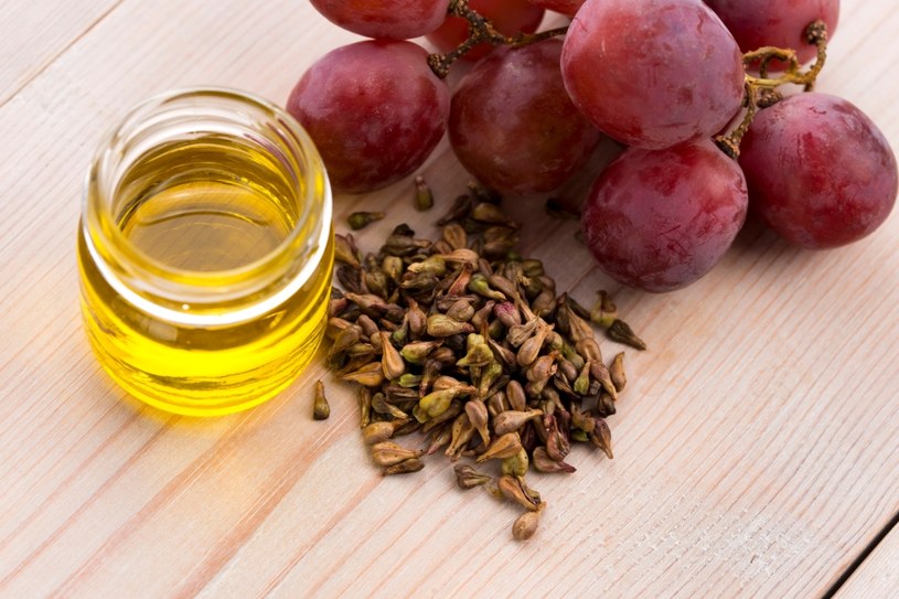 Olej z pestem winogron zawiera duże stężenie kwasów DHA /123RF/PICSEL