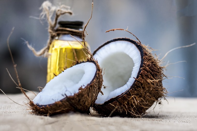 Oleje MCT pozyskiwane są z kokosa o dużej zawartości kwasów tłuszczowych nasyconych /123RF/PICSEL
