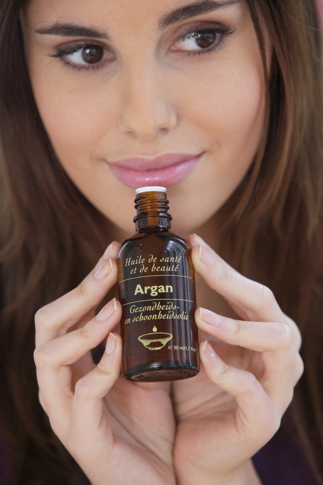 Olejek arganowy to kosmetyk wyjątkowo uniwersalny - możesz go stosować do twarzy, ciała i włosów /East News