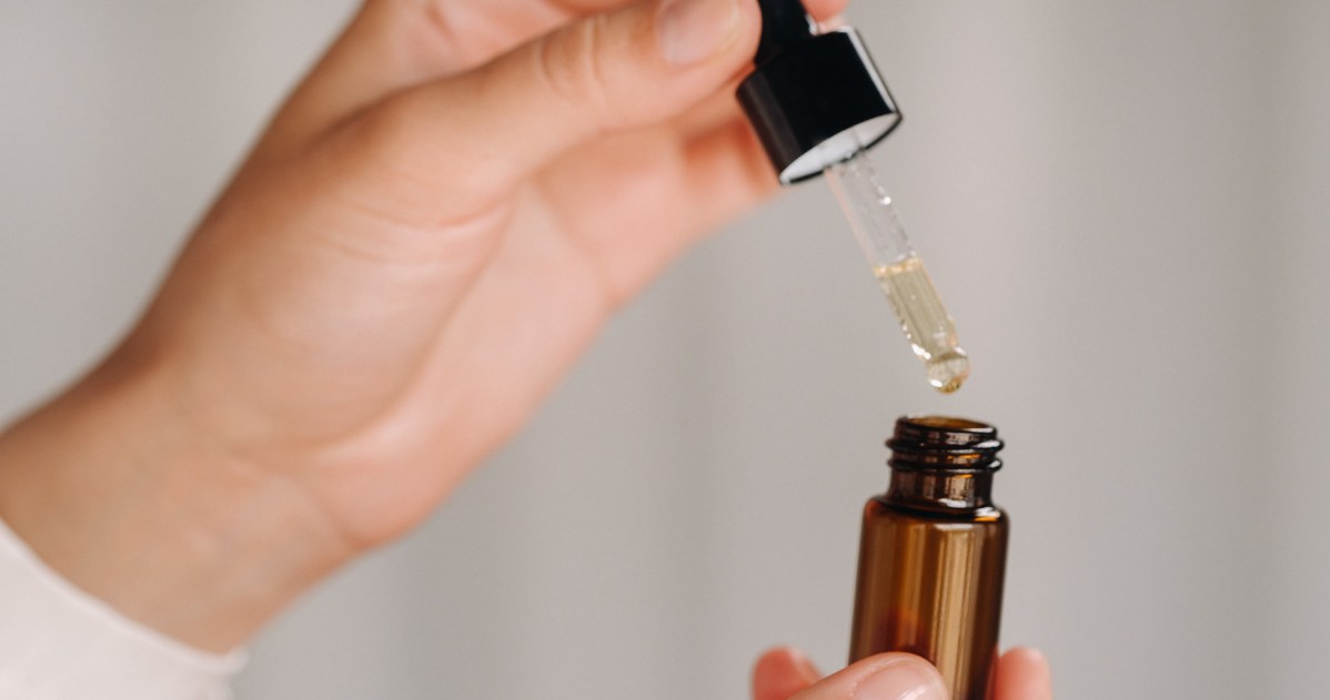 Olejek herbaciany działa przeciwbakteryjnie i przeciwgrzybiczo, usuwając przy tym nieprzyjemne zapachy /123RF/PICSEL