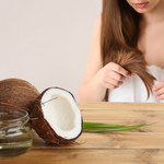 Olejek kokosowy na włosy. Jak stosować i jakie są efekty? 