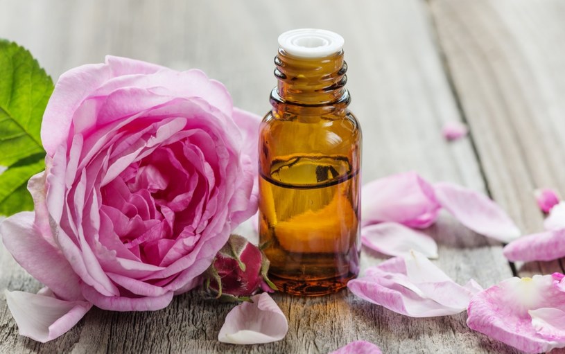 Olejek różany ma właściwości przeciwzapalne, przeciwbólowe, łagodzące stres /123RF/PICSEL