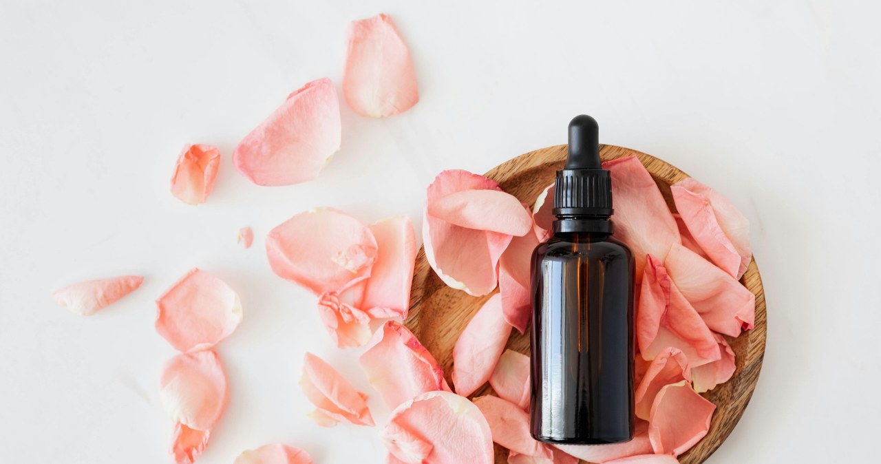 Olejek różany to najskuteczniejszy naturalny sposób na wygładzenie zmarszczek pod oczami i nie tylko / Kaboompics.com /pexels.com