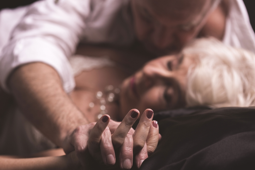 Życie erotyczne? Nie tylko dla młodych Olejek różany to sprzymierzeniec udanego życia seksualnego, podnosi libido u kobiet /123RF/PICSEL