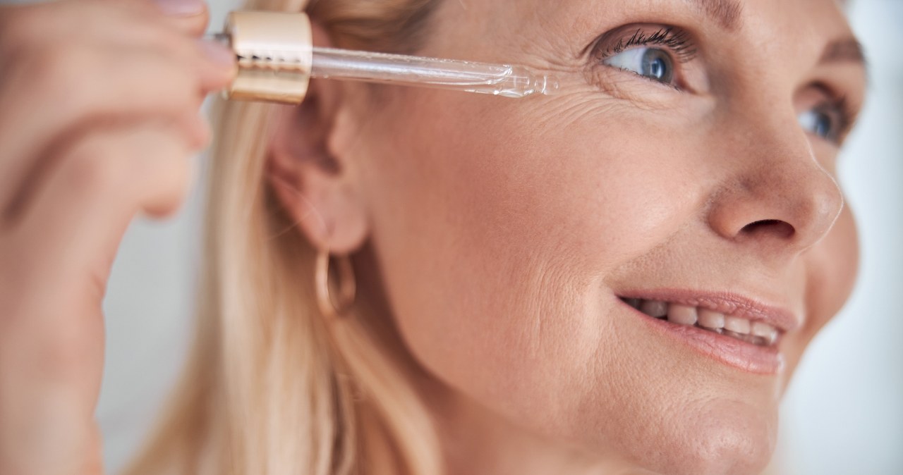 Olejek śliwkowy świetnie upora się ze zmarszczkami. Stosuj w ten sposób /123RF/PICSEL