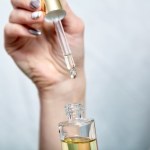 Olejek to najlepszy sposób na demakijaż. Tak go zmywaj, a nie będzie zapychał