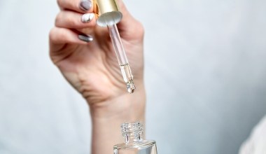 Olejek to najlepszy sposób na demakijaż. Tak go zmywaj, a nie będzie zapychał