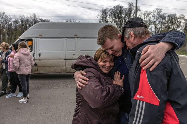 Oleksandr (25, C), spotyka swoich rodziców Olgę (49) i Oleksandra (50), którzy uciekli z obecnie zajętej przez Rosjan wsi Lubimówka, w punkcie ewakuacyjnym w Zaporożu /ROMAN PILIPEY /PAP/EPA