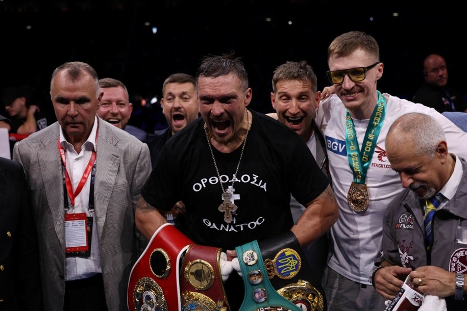 Ołeksandr Usyk z mistrzowskimi pasami po walce na Wembley. /ADRIAN DENNIS/AFP/East News /East News