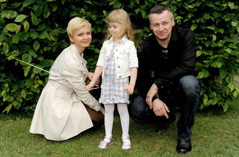 Olga Borys i Wojciech Majchrzak z ukochaną córką Mirą /Źródło: AIM