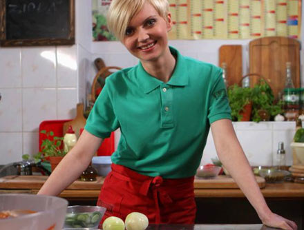 Olga Borys wcieli się w szefową kuchni /AKPA