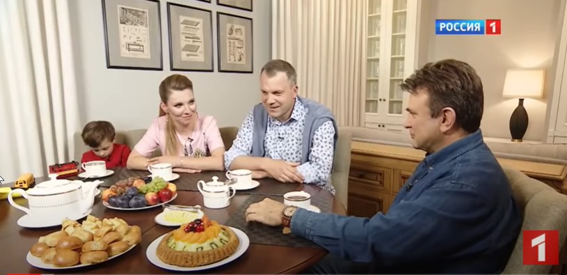 Olga Skabeeva z rodziną w swoim moskiewskim mieszkaniu, fot. YouTube /materiał zewnętrzny
