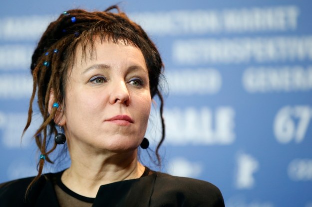Olga Tokarczuk  potwierdziła w czwartek, że przyjedzie do Sztokholmu odebrać literacką Nagrodę Nobla. Ceremonia wręczenia nagród odbędzie się 10 grudnia w Sztokholmie /GUILLAUME HORCAJUELO  /PAP/EPA