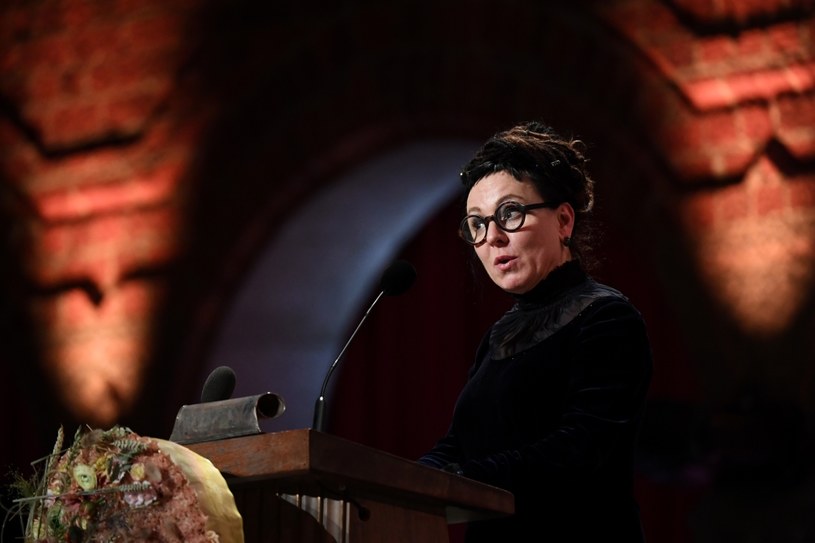Olga Tokarczuk w trakcie wygłaszania przemowy /AFP