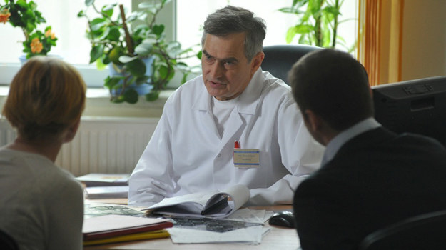 Olgierd Łukaszewicz u Mostowiaków! Olgierd Łukaszewicz zagra profesora neurologii, który zoperuje córkę Marty / /Agencja W. Impact