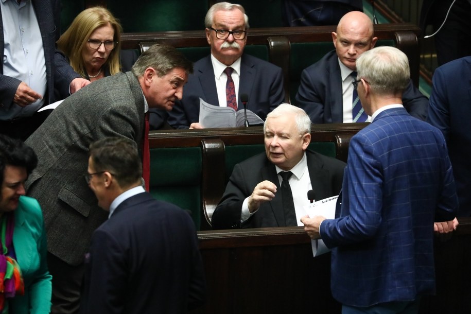 olitycy PiS, od lewej: poseł Marek Kuchciński i prezes PiS Jarosław Kaczyński; za nimi, od lewej: wicemarszałek Sejmu Małgorzata Gosiewska, poseł Leonard Krasulski, poseł Waldemar Andzel /Tomasz Gzell /PAP