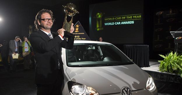 Oliver Stefani, szef projektantów up! z nagrodą World Car of the Year 2012 /AFP