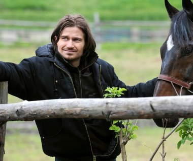 Oliver to utalentowany młody pianista, Amerykanin polskiego pochodzenia. Po zerwaniu tournee po Europie, artysta popada w długi wobec organizatorów, którym jest winien ponad 200 tys. euro.