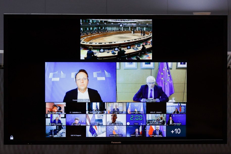 Oliver Varhely i Josep Borrell /JOHANNA GERON / POOL /PAP/EPA