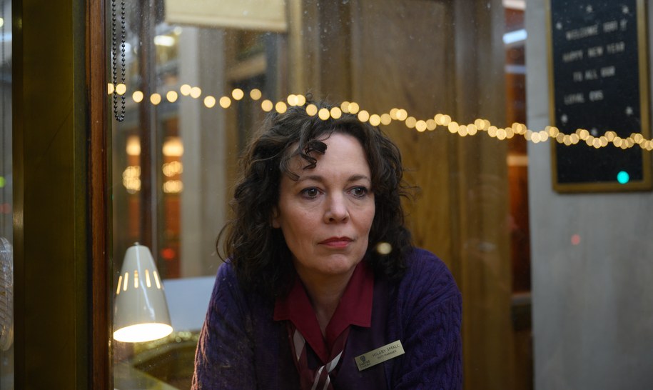 Olivia Colman na planie "Imperium światła" /materiały 20th Century Studios /Materiały prasowe