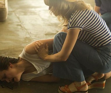 Olivia Cooke i Erin Richards w scenie z filmu "Uśpieni"