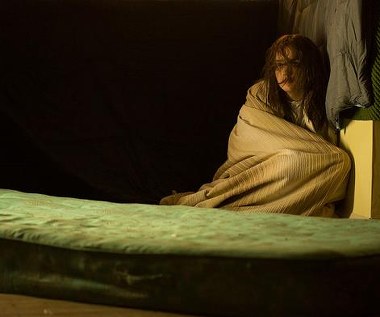 Olivia Cooke w scenie z filmu "Uśpieni"