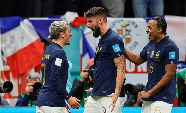 Olivier Giroud, Antoine Griezmann i Jules Kounde /RONALD WITTEK /PAP/EPA