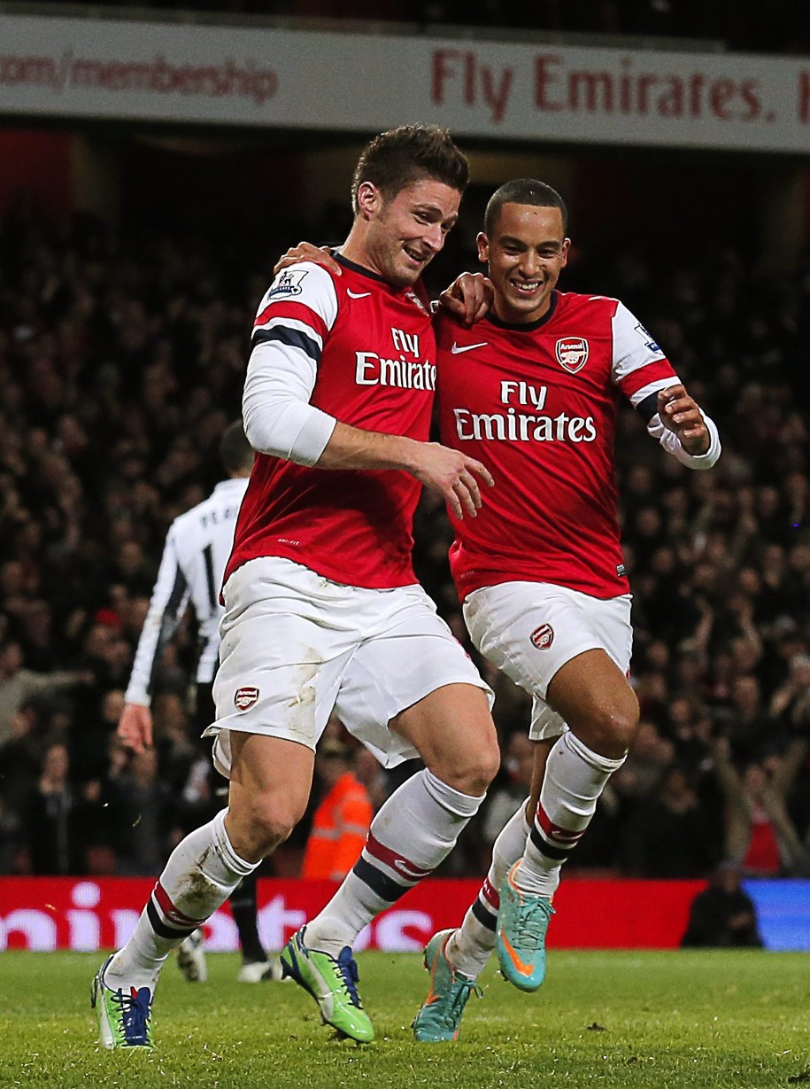 Olivier Giroud i Theo Walcott cieszą się ze zdobycia gola /KERIM OKTEN /PAP/EPA