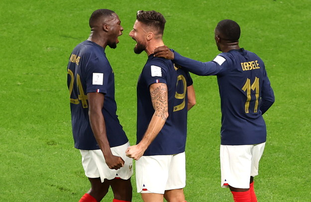 Olivier Giroud (w środku), Ousmane Dembele i Ibrahima Konate /	TOLGA BOZOGLU /PAP/EPA