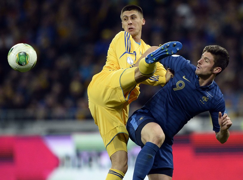 Olivier Giroud (z prawej) w meczu z Ukrainą /AFP