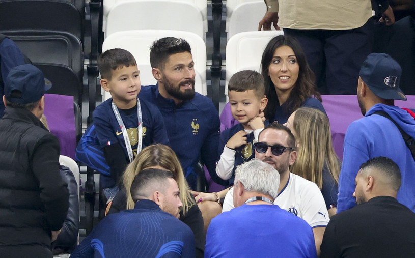 Olivier Giroud z żoną i dziećmi na trybunach w Katarze /Jean Catuffe /Getty Images