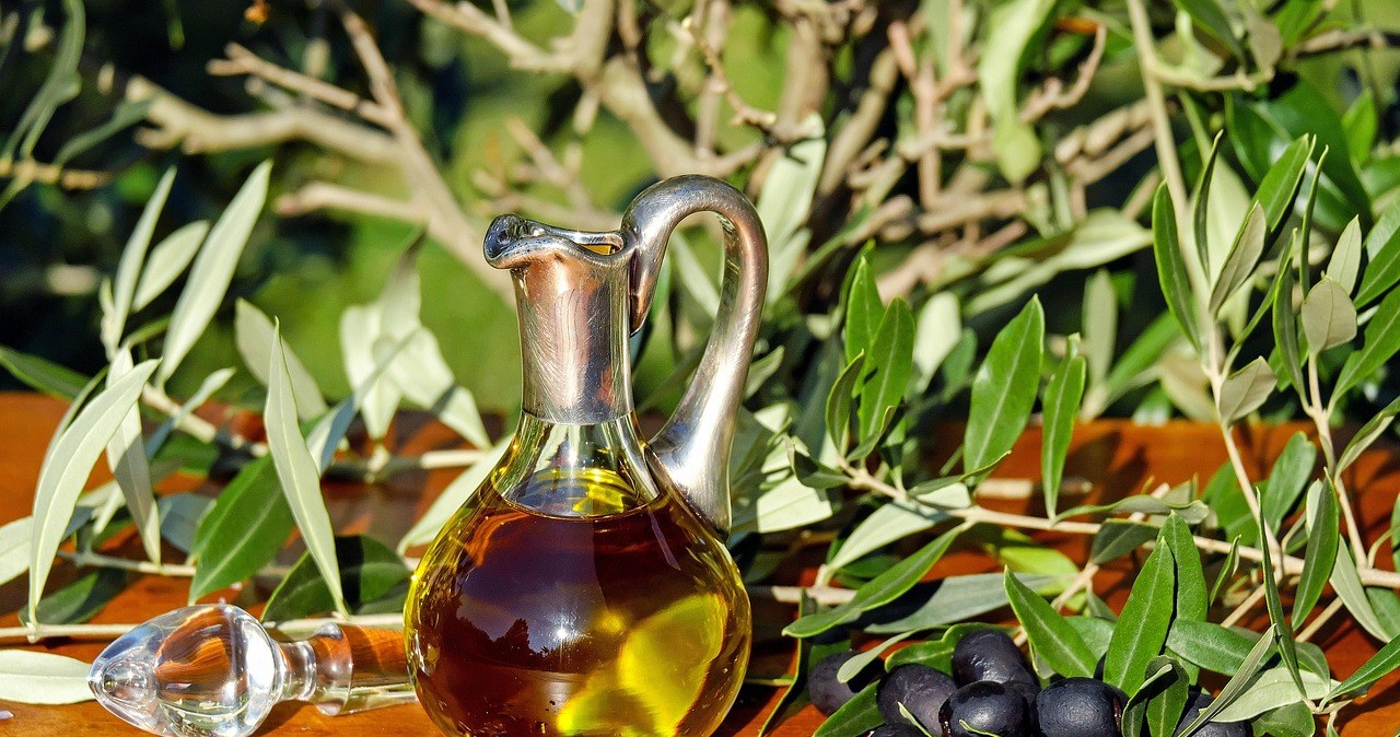 Оливкова олія є потужним джерелом антиоксидантів. Додайте її до ранкової кави. Такий напій м’яко запускає метаболізм на початку дня /pixabay.com