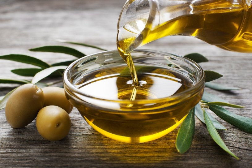 Oliwa z oliwek to bogactwo zdrowych kwasów tłuszczowych /123RF/PICSEL