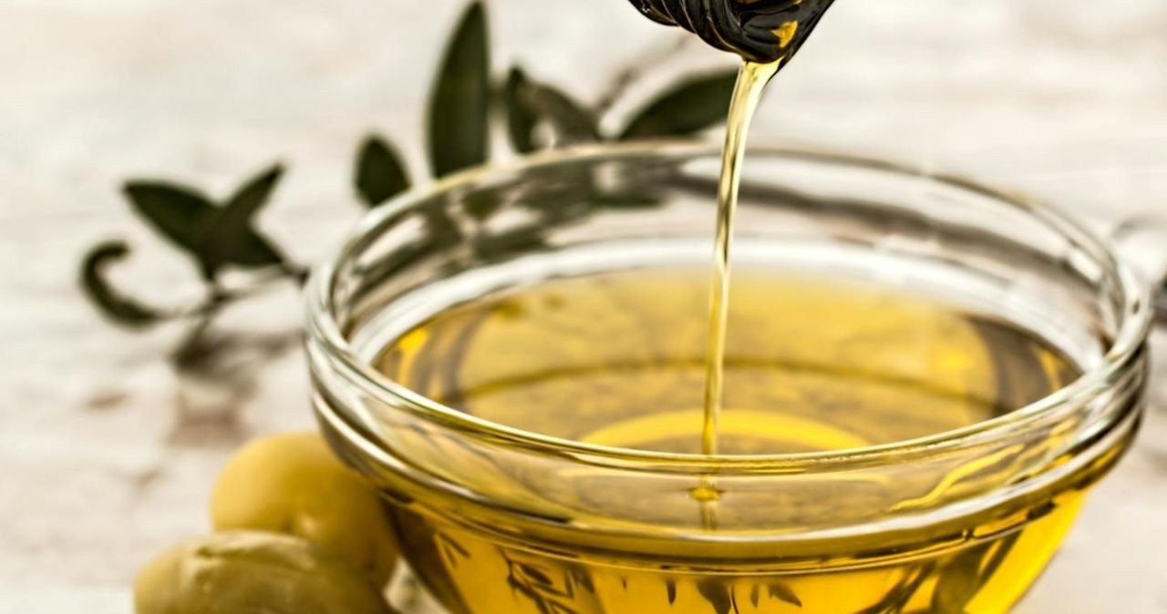 Oliwa z oliwek to podstawowa nocnej kuracji dla dłoni /Pixabay /Pexels.com