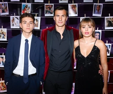 Oliwia Bieniuk na premierze filmu "Ania". Założyła kreację podobną do sukni mamy [zdjęcia]