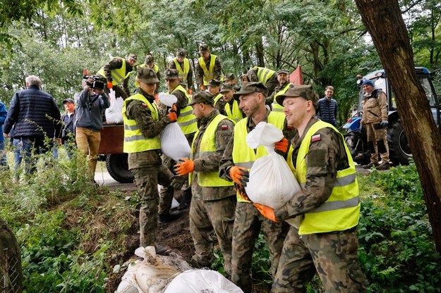 ołnierze 12. Wielkopolskiej Brygady Obrony Terytorialnej układają worki z piaskiem na terenie zagrożonym powodzią w Ostrowie Wielkopolskim /Tomasz Wojtasik /PAP