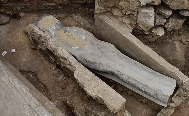 Ołowiany sarkofag. Sensacja archeologiczna w Notre Dame