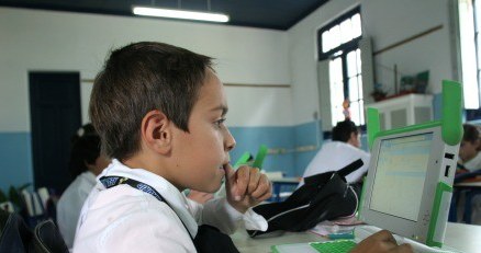 OLPC, czyli projekt taniego notebooka dla najmłodszych w krajach Trzeciego Świata /AFP