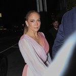 Olśniewająca Jennifer Lopez w długiej sukni. Nie wygląda na swój wiek