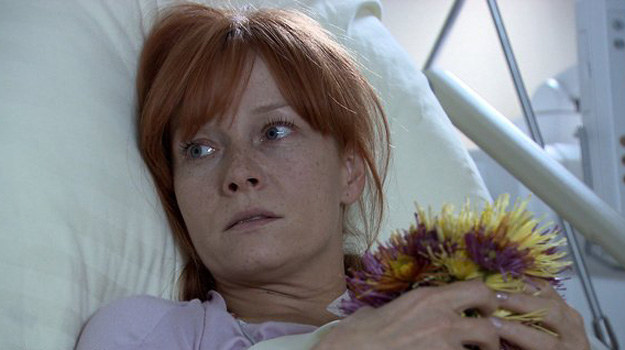 Olszewska dochodzi do siebie w szpitalu po wypadku. Kiedy odwiedza ją Tomek czuje się zażenowana, bo wcześniej wyznała mu miłość... /MTL Maxfilm