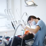 Olsztyn: Dentystka oskarżona o wyłudzenie pół mln zł z NFZ