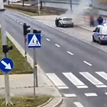 Olsztyn. Policjanci pomogli kobiecie w płonącym Renault