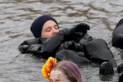 Olsztyn: Przywitali wiosnę w rzece