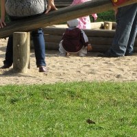 Placu zabaw w parku Kusocińskiego w Olsztynie, a w nim papierosy i ptasie pióra