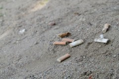 Olsztyn: Szkło, papierosy i kacze pióra w piaskownicy