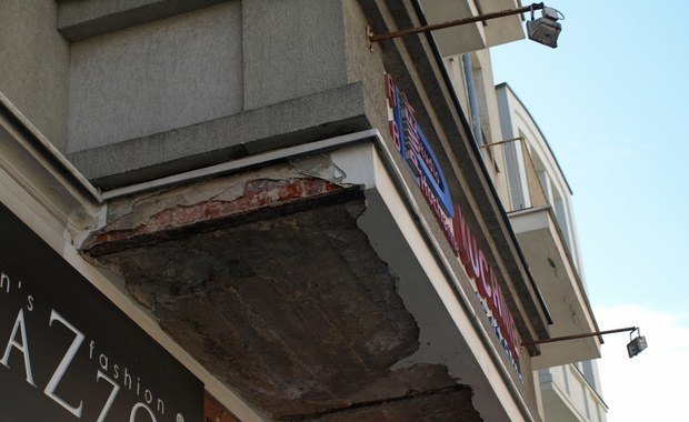 Olsztyn: Tynk oderwany z balkonu ranił dwie osoby