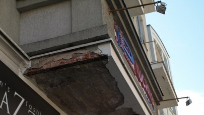 Olsztyn: Tynk oderwany z balkonu ranił dwie osoby