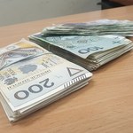 Olsztyn: Uczciwy znalazca przyniósł na policję 30 tys. zł. Dostał nagrodę